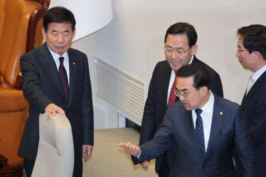 27일 오후 국회에서 열린 본회의에서 김진표 국회의장, 국민의힘 주호영 원내대표, 더불어민주당 박홍근 원내대표가 더불어민주당 이재명 대표에 대한 체포동의안 무효표 논란 관련 논의를 하고 있다. 감표위원들은 이날 투표용지를 분류하는 과정에서 표기가 애매한 2장을 놓고 이견을 보여 표결 절차가 잠시 중단됐다.  [연합뉴스]